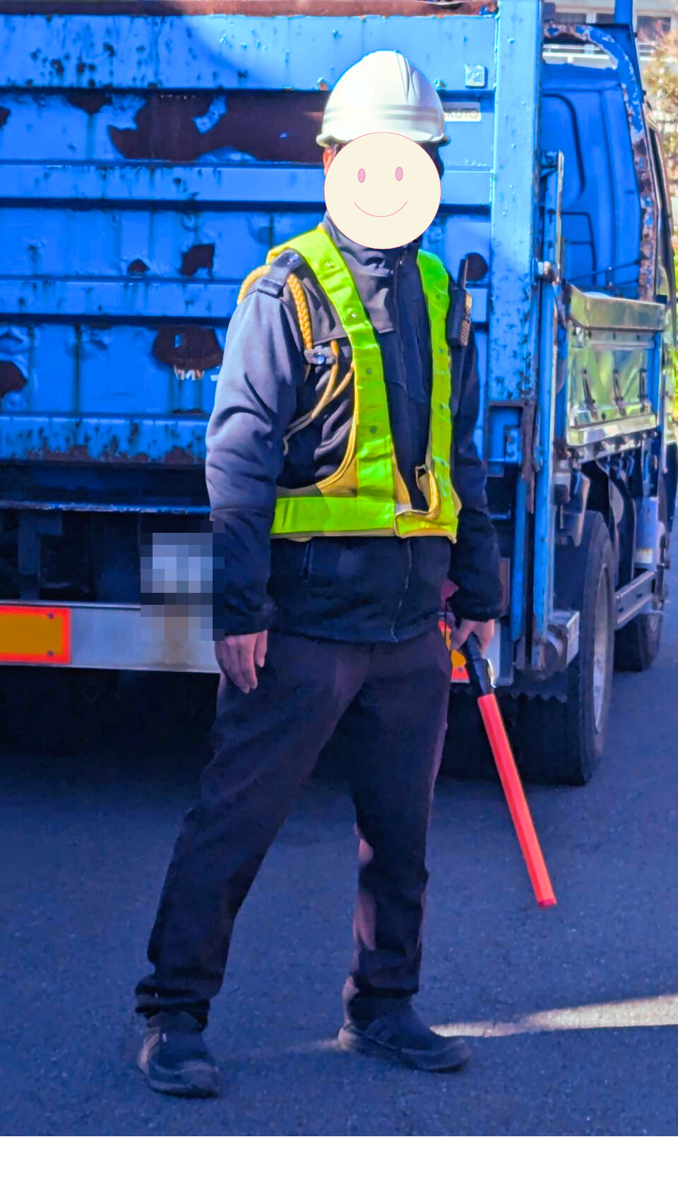 冬服を着た交通誘導員